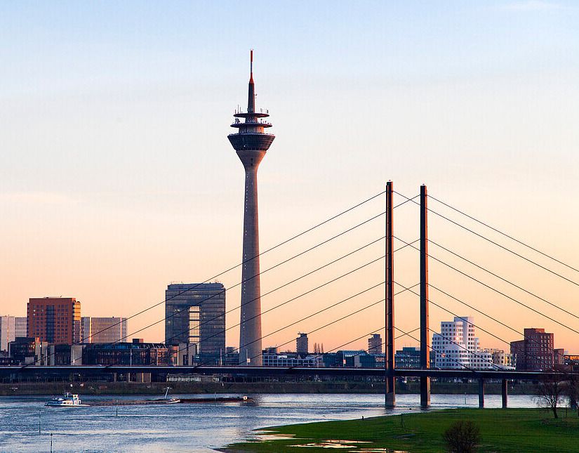 Blick über den Rhein auf Medienhafen und Rheinturm am Abend, Düsseldorf