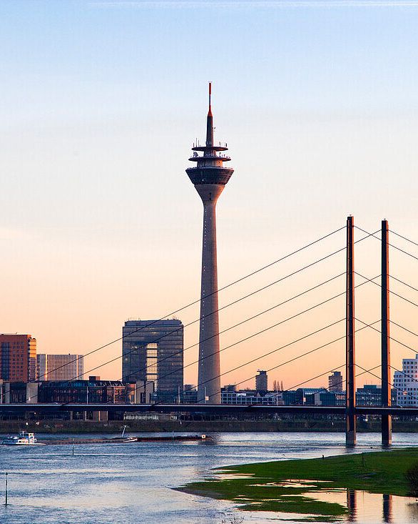 Blick über den Rhein auf Medienhafen und Rheinturm am Abend, Düsseldorf